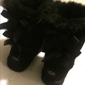 Uggs black bailey bow
